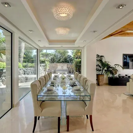 St Tropez Traditional Aa Apartment *